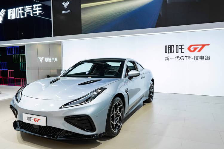 深圳231哪吒汽车在智能汽车领域的表现，领途汽车在新能源汽车市场中的影响力